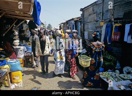 Eine geschäftige Szene auf dem Markt von Serekunda die größte Stadt in Gambia Stockfoto