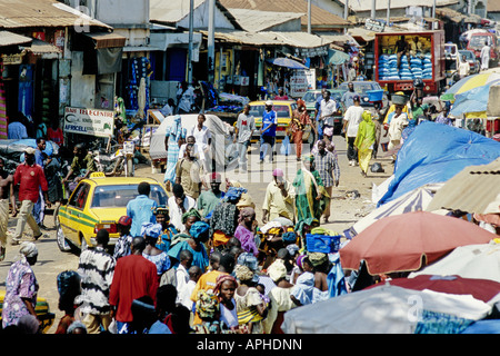 Einer belebten Einkaufsstraße in Serekunda die größte Stadt in Gambia in Westafrika Stockfoto