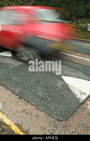 Ein Auto über eine Geschwindigkeit Buckel In ein AA finanzierte Studie solche Verkehrsberuhigungsmaßnahmen Doppel Kohlendioxidemissionen gefunden wurden Stockfoto