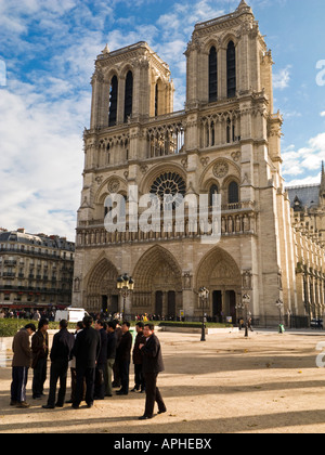 Kathedrale Notre Dame, Paris, mit Touristen im Winter Stockfoto