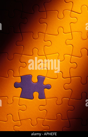 Blaue Puzzleteil in gelben Puzzle in eingebaut. Stockfoto