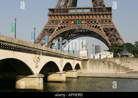 Einen malerischen Blick auf den Eiffelturm in Paris gesehen hier aus über den Fluss Seine Stockfoto