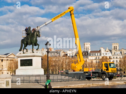 Team von Restauratoren arbeiten auf der "Henri IV-Statue", "Place du Pont-Neuf" "Ile De La Cité" Paris Frankreich Stockfoto