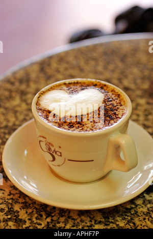 Italienischen Cappuccino mit herzförmigen Milchschaum, Toskana, Italien Stockfoto