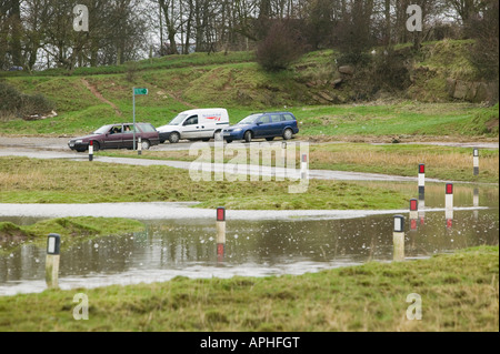 Eine Straße in der Nähe von Sunderland Punkt Morecambe Bay UK überflutet durch eine Kombination von Flut und Sturm zwingen Winde Stockfoto