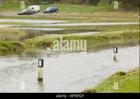 Eine Straße in der Nähe von Sunderland Punkt Morecambe Bay UK überflutet durch eine Kombination von Flut und Sturm zwingen Winde Stockfoto