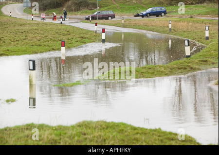 Eine Straße in der Nähe von Sunderland Punkt Morecambe Bay UK überflutet durch eine Kombination von Flut und Sturm zwingen Winde Stockfoto