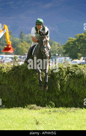 Cross Country Fahrer unter springen Stockfoto