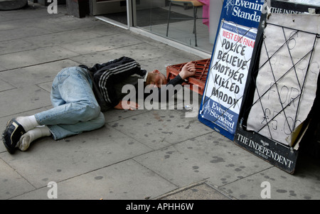 Obdachloser schläft in einem Eingang des Shops in East London. Stockfoto