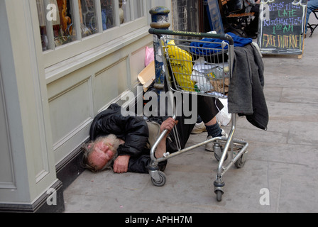 Obdachloser schläft in einem Hauseingang Shop in Brick Lane Ost-London. Stockfoto