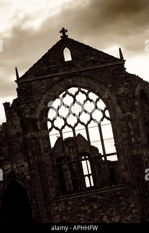 Am späten Abend Himmel kontrastiert die Ruinen von Holyrood Abbey, Edinburgh, Schottland Stockfoto