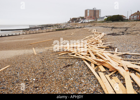 Trümmer von Holz an Lancing und Worthing Strände gespült. Das Holz ist aus der Ladung des griechischen registriert MV Ice Prince, Stockfoto