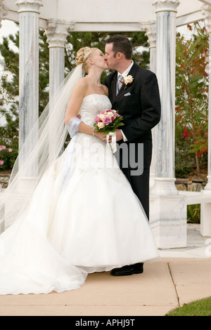 Braut und Bräutigam küssen am Tag ihrer Hochzeit. Stockfoto