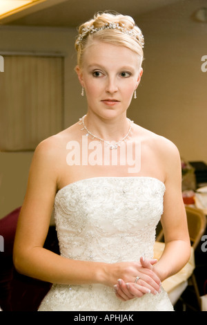 Nachdenklich Braut vor der Zeremonie Stockfoto