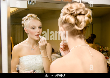 Lippenstift vor Hochzeit Braut Stockfoto