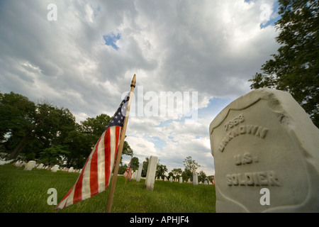 Nahaufnahme Breite des Grabsteins des unbekannten Soldaten mit amerikanischen Flagge auf dem Arlington Nationalfriedhof von am Memorial Day. Stockfoto