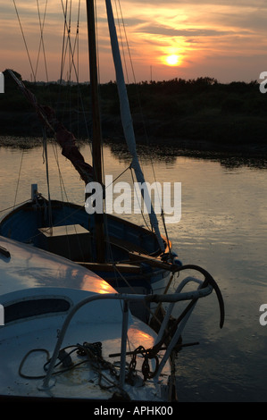 UK, Norfolk, Blakeney, Yachten vor Anker gegen Blakeney Kai bei Sonnenuntergang Stockfoto