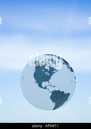 Planet Erde – mattierte Weißbild im blauen Himmel. Blick auf dem amerikanischen Kontinent. Freiem Himmel im Hintergrund. Stockfoto