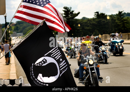 18. ordentliche Fahnen Rolling Thunder Fahrt für Freiheit XVIII 2005 Memorial Day Washington DC Nahaufnahme Blick auf US und POW, POWMIA. Stockfoto