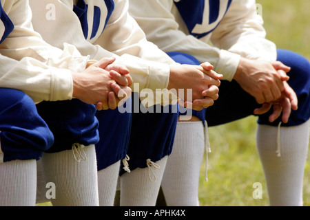 Baseball-Spieler sitzen auf der Bank mit geschlossenen Händen auf einem Vintage Baseball-Spiel an alten Welt Wisconsin Stockfoto