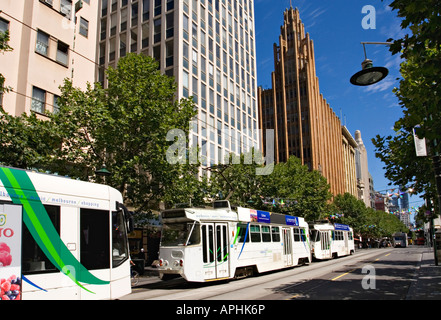 Melbourne Australien / Melbourne Straßenbahnen fahren entlang einer Stadtstraße in Melbourne Victoria Australien. Stockfoto