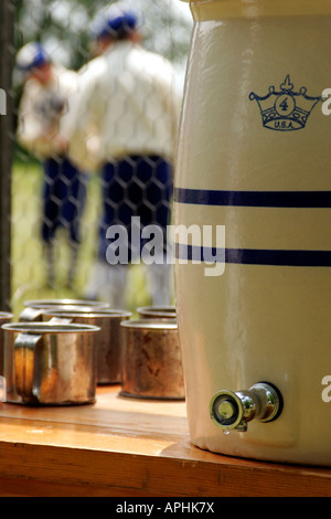 Baseball-Spieler auf dem Diamond mit Wasser Topf auf einem Vintage Baseball-Spiel an alten Welt Wisconsin Stockfoto