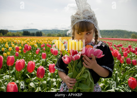 Junges Mädchen im Tulpenfeld Stockfoto