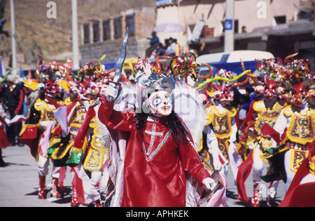 Erzengel Michael führenden Teufel in die Diablada Tanzfestival, Chutillos, Potosi, Bolivien Stockfoto