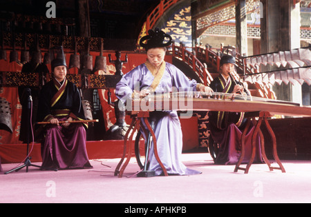 Musikern in das Theater, errichtet im Jahre 1892 ist die größte Bühne in China zur Zeit die Bühne ist drei Stockwerke mit einer Höhe von 21 m und Breite von 17 m Aufführungen stattfinden könnte gleichzeitig auf drei Ebenen verbunden durch Falltüren am unteren Rand der unteren Etage eines Tiefbrunnens und fünf Teiche wurden eingerichtet, um die akustische Resonanz zu stärken und Speisewasser für spezielle Effekte im Zuge der Ausführung einer großen Wasser-Szene könnte leicht produziert werden bei Bedarf auf der Bühne im Sommerpalast in der Garten der Tugend und Harmonie in Peking Stockfoto