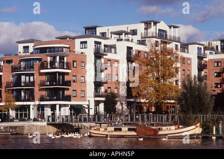 Charta Kai Luxuswohnungen mit Blick auf die Themse mit Ankern Niederländisch Lastkahn im Vordergrund, Kingston Upon Thames, Surrey, England Stockfoto