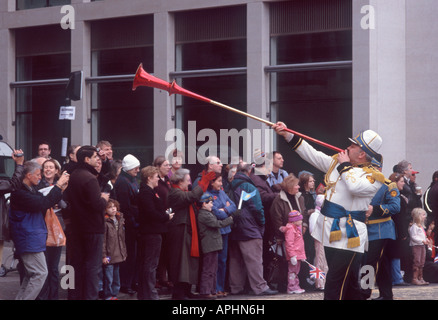 Längliche Messing Trompete in Händen der EJRM Stil Herold in weißer Uniform, Lord Mayor es Show, City of London Stockfoto