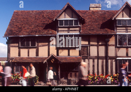 Shakespeares Geburtshaus Hause verwischt mit Touristen zu Fuß Bewegung, Stratford Upon Avon, Warwickshire, England Stockfoto