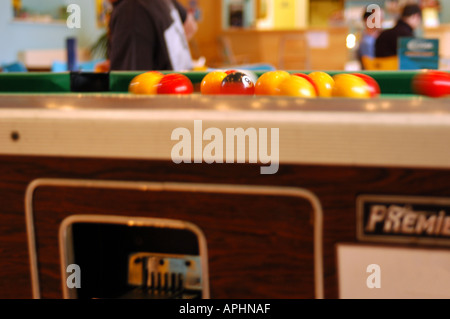 POOL-BALL AM FRÜHSTÜCKSTISCH IN BAR Stockfoto