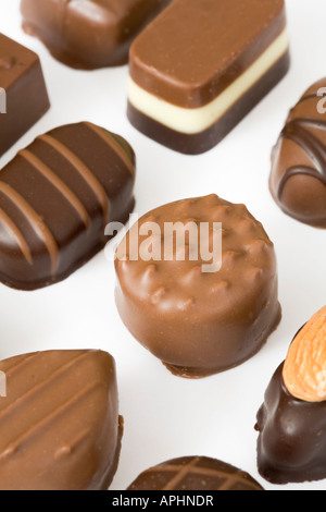 Individuelle Pralinen isoliert auf weißem Hintergrund Stockfoto