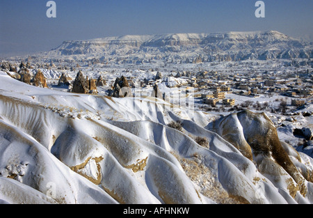 Die Stadt von Göreme in Kappadokien, Türkei. Die Gegend ist für die Fairy Chimney Felsformationen bekannt. Stockfoto