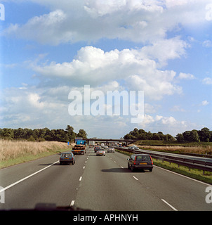 Autobahn fahren in einem LKW im Vereinigten Königreich im Mittelstreifen des Verkehrs Stockfoto