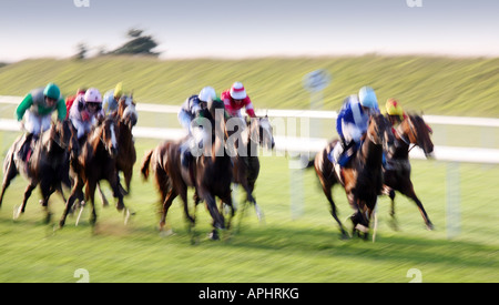 Pferderennen Großbritannien - Motion Blur in einem Pferderennen, Newmarket Juli Rennbahn, Suffolk, England Stockfoto