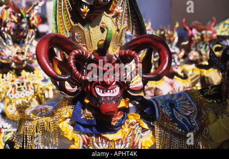 Porträt einer maskierten Teufeltänzerin während des Diablada-Tanzes, Oruro-Karneval, Bolivien Stockfoto