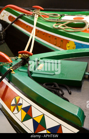 Nahaufnahme der Bögen von zwei Ankern traditionelle schmale Boote Stockfoto