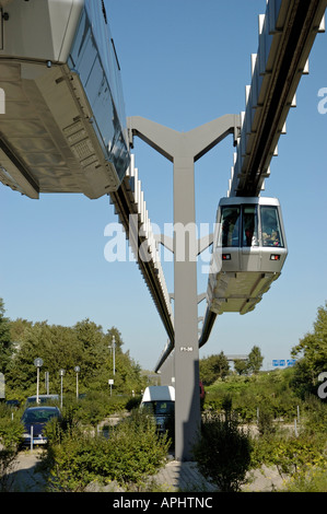 Skytrain, Flughafen Düsseldorf International, Deutschland; vorbeifahrenden Zügen. Stockfoto