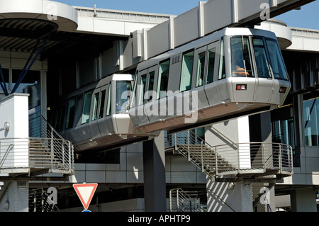 Skytrain, Flughafen Düsseldorf International, Deutschland; Trainieren Sie in Flughafen Bahnhof. Stockfoto