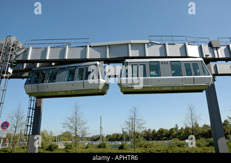 Skytrain, Flughafen Düsseldorf International, Deutschland; Zug auf Crossover. Stockfoto