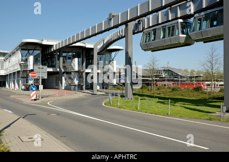 Skytrain, Flughafen Düsseldorf International, Deutschland; Trainieren Sie in Flughafen Bahnhof. Stockfoto