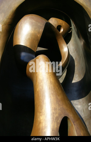 Großen aufrechten Bronze-Skulptur von Henry Moore Kew Gärten 2007 Stockfoto