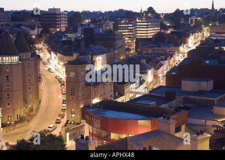 Torquay Town Centre in der Dämmerung über dem unteren Union street und auf der Suche, Abbey Road aufgenommen Stockfoto