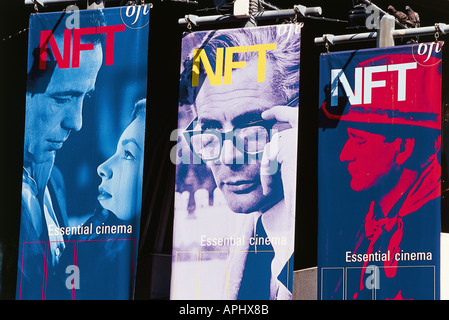 Plakate für die National Film Theatre Teil der South Bank Centre London England Stockfoto