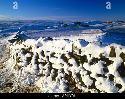 Winter Schnee auf Sewingshields Klippen mit Blick auf Housesteads Fort, in der Nähe von zweimal gebraut, Hadrian Wall National Trail, Northumberland Stockfoto