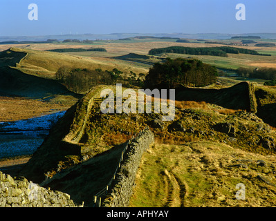 Blick über Cuddy die Klippen in Richtung Housesteads Fort, Hadrian Wall Stockfoto