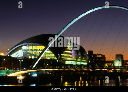 Abend-Blick bei Sonnenuntergang der Sage Gateshead und Gateshead Millennium Bridge über den Fluss Tyne, Gateshead, Tyne and Wear Stockfoto