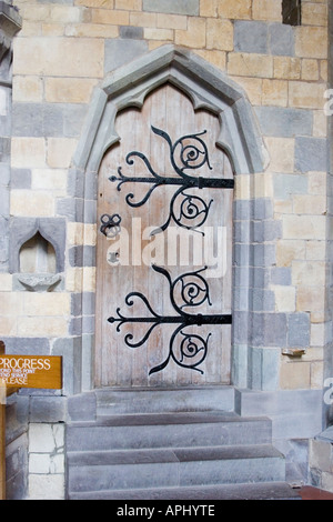 Holztür mit ornamentalen Scharniere in St David s Cathedral Pembrokeshire Stockfoto